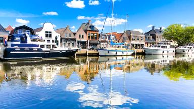 nederland_friesland_lemmer_haven_zeilboot_kade_boten_getty-1160867217