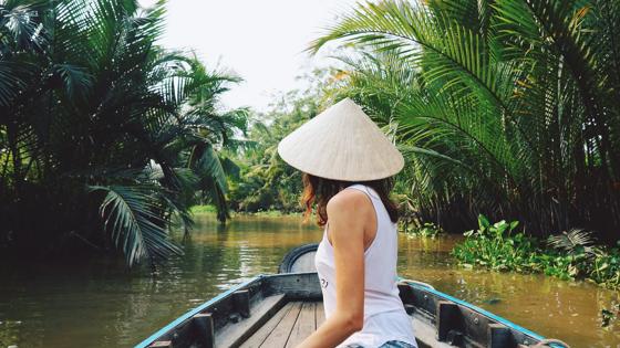 vietnam_mekong delta_bootje_vrouw_punthoed_rivier_b