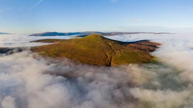 groot-brittannie_wales_brecon-beacons_sugar-loaf_bergtop_luchtfoto_panorama_wolken_shutterstock