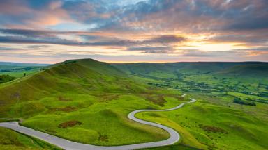 engeland_derbyshire_peak-district_edale-valley-road_slingerweg_heuvels_gettyimages-168252979