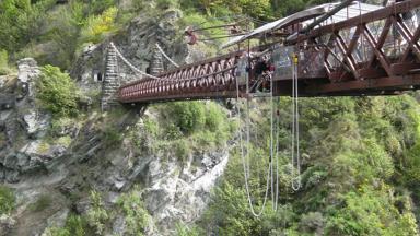 nieuw-zeeland_zuidereiland_queenstown_kawarau-rivier_bungeejump_persoon_brug_gebergte_pixabay