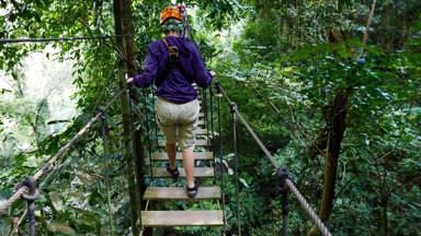 thailand_chiang-mai_flight-of-the-gibbon_excursie_vrouw_hangbrug_fotowedstrijd