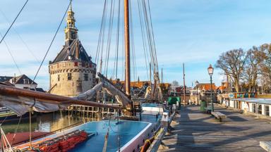 Nederland_noord-holland_hoorn_haven_boot_boten_zeilboot_toren_stad_water_Getty_1288378931