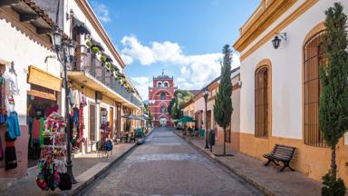 mexico_chiapas_san-christobal-de-las-casas_straat_arco-torre-de-carmen_winkels_boog_huizen_shutterstock