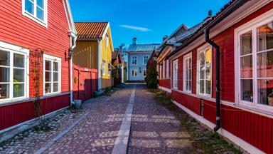 zweden_gavle_gamla-stan_houten-huizen_gekleurde-huizen_blauwe-lucht_shutterstock