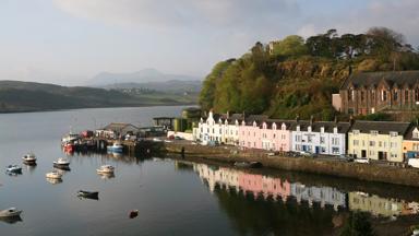 schotland_isle-of-skye_portree_haven_bootjes_gekleurde-huisjes_iStock.jpg