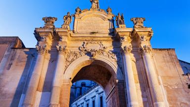 italie_puglia_lecce_porta-rudiae_stadspoort_historisch_getty