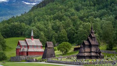 noorwegen_vestland_borgund_staafkerk_kerkhof_kerk_bergen_shutterstock_604761995