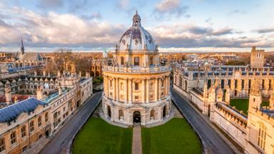 groot-brittannie_engeland_oxford_universiteit_radcliffe-camera_koepel_zonsondergang_gras_getty