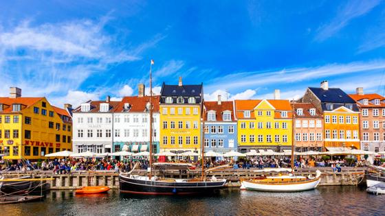 denemarken_kopenhagen_nyhavn_haven_kade_terras_boten_GettyImages-1178171410