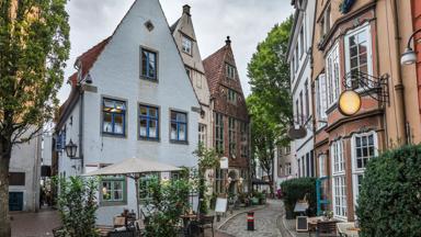 duitsland_noord-duitsland_bremen_schnoor_plein_cafe_terras_steeg_getty