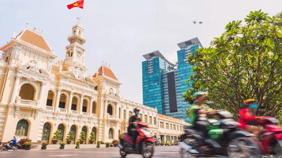 vietnam_ho-chi-minh-stad_stadhuis_Nguyen-Hue_scooters_vlag_shutterstock_1580199316