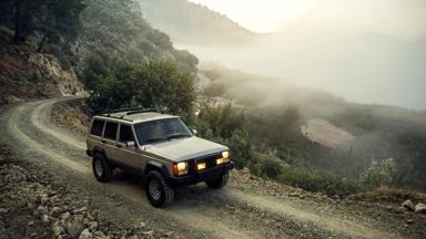turkije_mugla_onderweg_off-road_auto_rotsen_uitzicht_getty