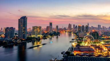 thailand_bangkok_chao-praya-rivier_wolkenkrabbers_avond_reuzenrad_shutterstock_275741603