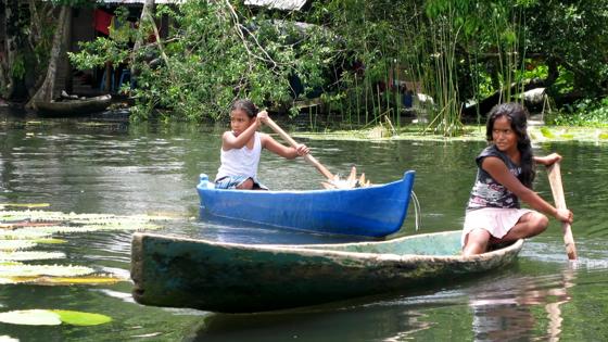 guatemala_rio-dulce_locals-in-kano_meisjes_w