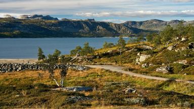 noorwegen_hardangervidda_nationaal-park_uitzicht_meer_berg_vallei_pixabay