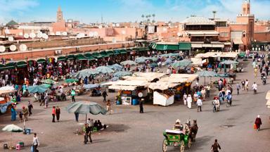 marokko_marrakech-safi_marrakesh_djemaa-el-fna_plein_markt_mensen_ezel_kar_b
