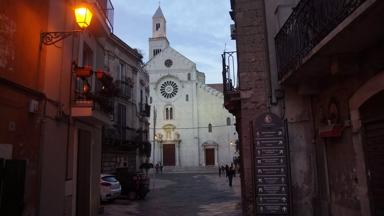 italie_puglia_bari_avond_straatbeeld_kerk_mensen_menukaart_restaurant_pixabay