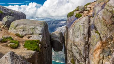 noorwegen_rogaland_lysefjord_kjeragbolten_rotsen_fjord_getty-675618207