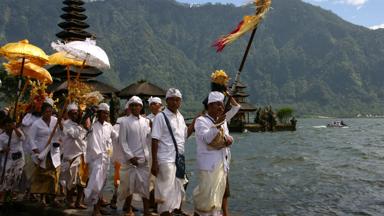 indonesie_bali_ulun-danu-tempel_bratan-meer_optocht_3_f.jpg