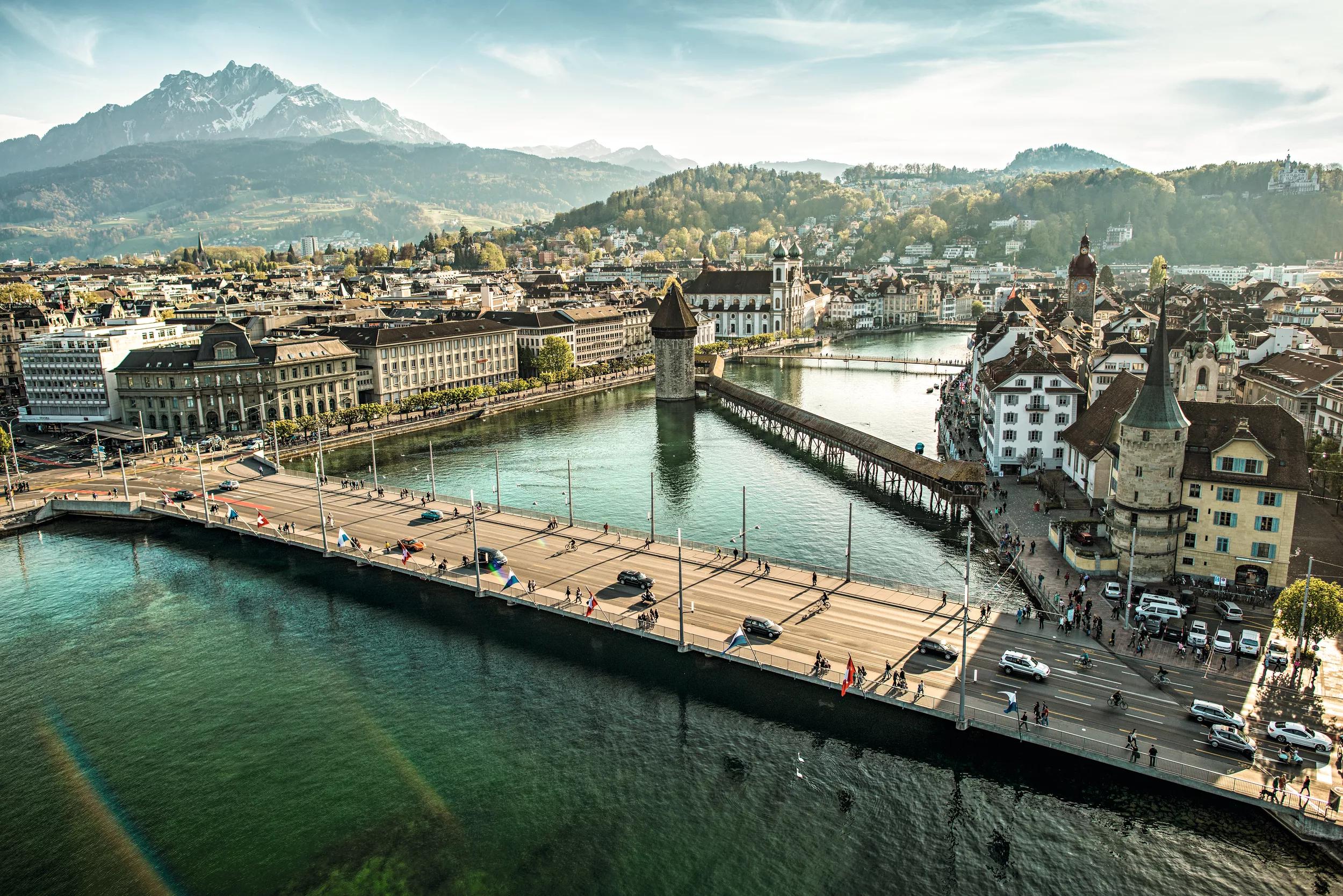 Reference: STS9063.Schweiz. ganz natuerlich.                                              Stadtpanorama mit Pilatus, Kappelbruecke und Guetsch...Switzerland. get natural. .City panorama with Pilatus, Chapel Bridge, and Guetsch...Suisse. tout naturellement. .Panorama de la ville avec Pilatus, Pont de la Chapelle, et Guetsch...Copyright by: Switzerland Tourism - By-Line: swiss-image.ch/Ricardo Perret.