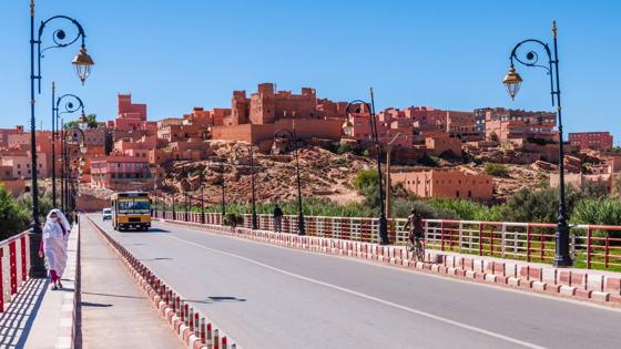 marokko_draa-tafilalet_tinghir_weg_overzicht_bus_shutterstock-1885113745