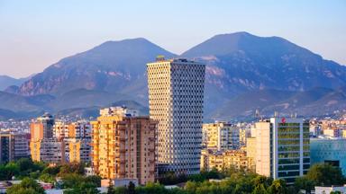 albanie_tirana_tirana_luchtfoto_TID-toren_overzicht_gebouwen_getty