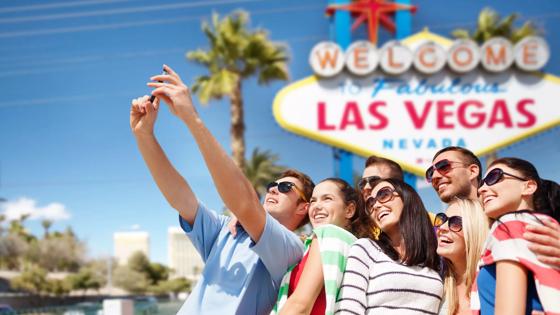 verenigde-staten_nevada_las-vegas_groepsreizen_welcome-to-las-vegas-bord_groep_selfie_shutterstock