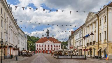 polen_baltische-staten_estland_tartu_plein_terras_gemeentehuis_slinger_vlaggetjes_getty
