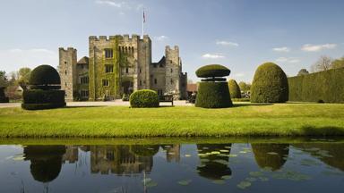 engeland_kent_hever-castle_kasteel_tuin_boomkunst_water_vlag_klimop_shutterstock_33494530