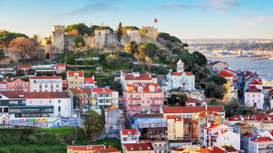 portugal_estremadura_lissabon_rondreis-portugal_kasteel-van-sao-jorge_berg_stad_shutterstock