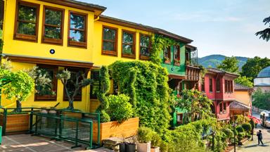 turkije_bursa_gekleurde-huizen_cumalikizik_shutterstock_1589854387