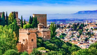 spanje_andalusie_granada_rondreis-andalusie_fort-alhambra-granada_stad_bomen_shutterstock