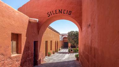 peru_arequipa_santa-catalina-klooster_steeg_patio_poort_shutterstock_667757200