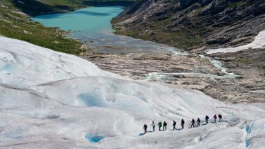 noorwegen_jostedal_Nigardsbreen_gletsjer_wandelen_toeristen