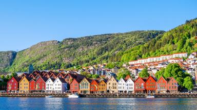 noorwegen_vestland_bergen_bryggen_gekleurde-huizen_kade_shutterstock