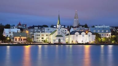 ijsland_reykjavik_avond_kerk_kade_shutterstock