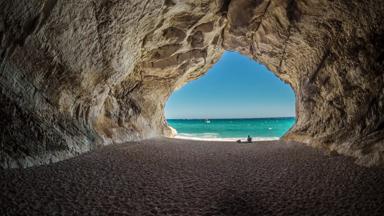 italie_sardinie_cala-gonone_grot_strand_zee_boot_man_pixabay