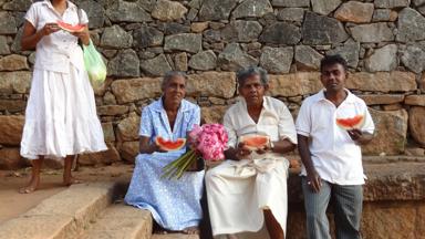 sri lanka_anuradhapura_mensen_boeddhisten_w