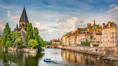 frankrijk_grand-est_metz_petit-saulcy_temple-neuf_rivier_boot_kerk_shutterstock_1536702992