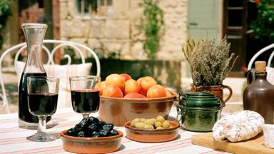 frankrijk_algemeen_wijn_olijven_tafel_eten_stilleven_GettyImages-78765749