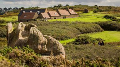 wandelrondreis_frankrijk_bretagne_s-cape_trebeurden_velden_huizen_crt_bretagne
