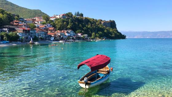 noord-macedonie_trepjca_meer-van-ohrid_lake-ohrid_dorp_vissersdorp_bootje_water_shutterstock
