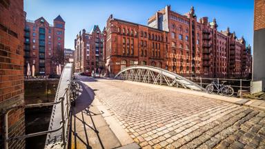 duitsland_noord-duitsland_hamburg_speicherstad_fabriek_brug_fiets_zomer_getty