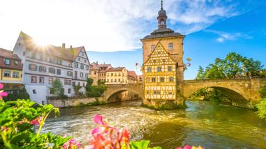 duitsland_beieren_bamberg_regnitz-rivier_brug_stadhuis_vakwerkhuizen_GettyImages-542509383