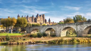 wandelrondreis_frankrijk_occitanie_pyreneeen_carcassonne_chateau_pont_vieux_shutterstock