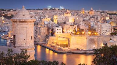 malta_valetta_stadsmuur-rivier-uitzicht-avond_getty.jpg