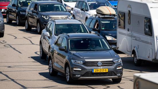 File, verkeersdrukte op buitenlandse snelweg.