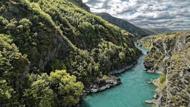 nieuw-zeeland_zuidereiland_queenstown_kawarau-rivier_landschap_water_bos_gebergte