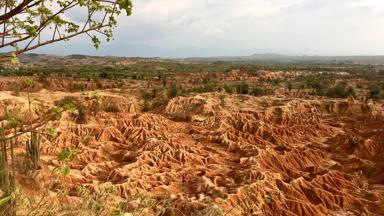 colombia_neiva_desierto-de-la-tatacoa_tatacoa-woestijn_uitzicht_rotsformaties_stel_vlakte_cactus_f